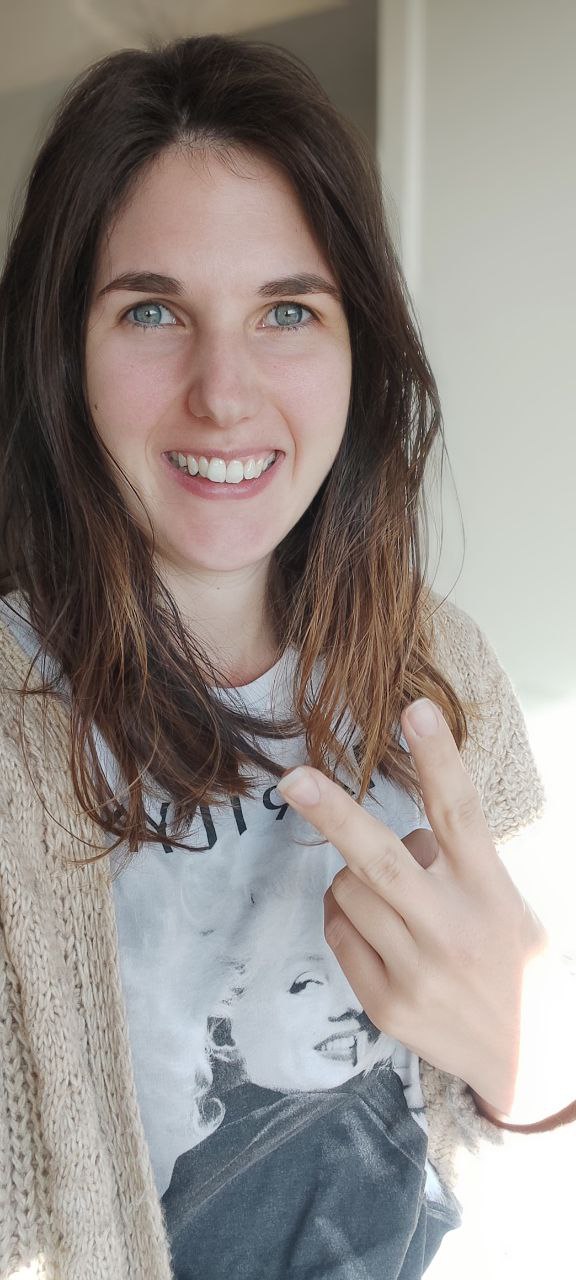 Linda an Tag 33 Frau mit offenen langen Haaren lacht und macht Peace, Nopoo