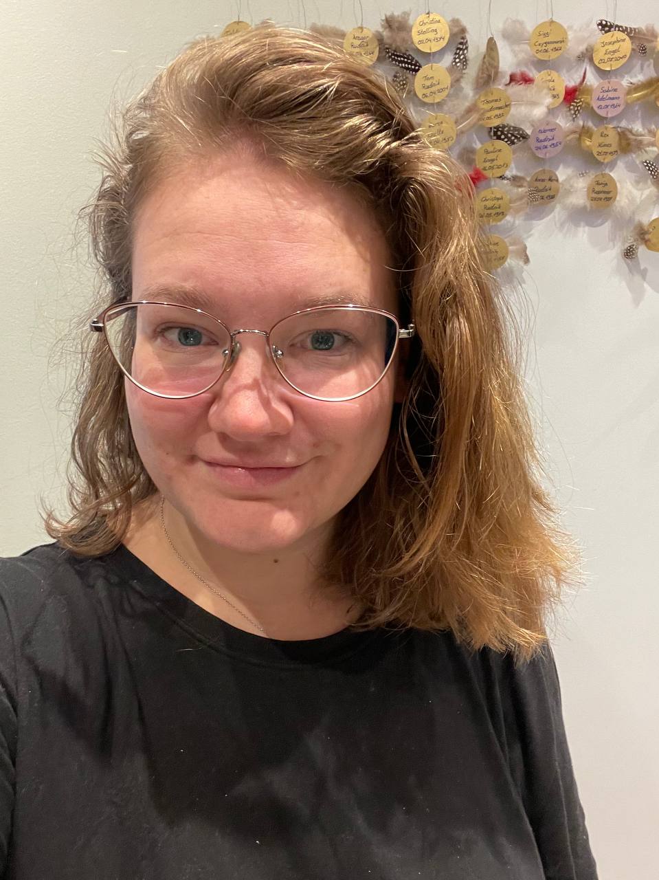 Bernadette an Tag 15 Frau mit offenen halblangen blonden Haaren lacht, Nopoo