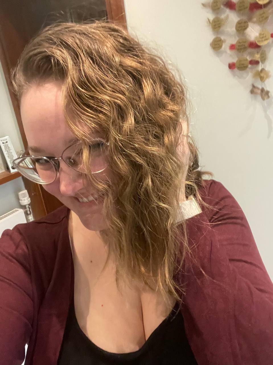 Bernadette nach 3 Monaten Nopoo Frau mit offenen halblangen blonden Haaren lacht, Nopoo