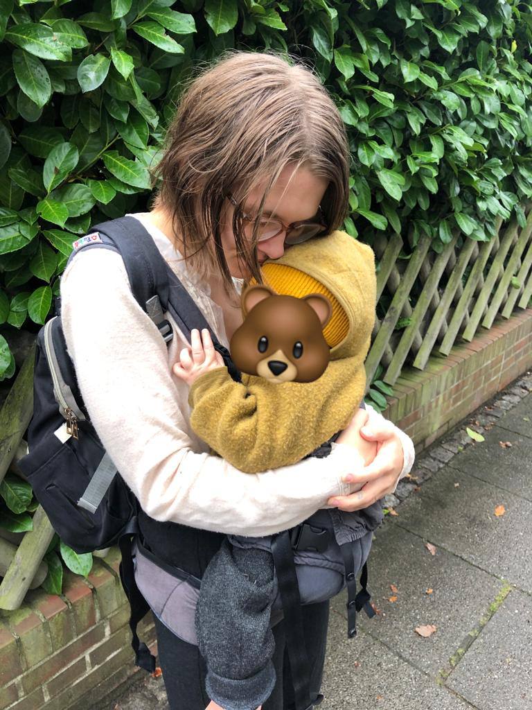 Kiara vor der Challenge nach eigenem Nopoo-Versuch Frau mit halblangen Haaren, Nopoo