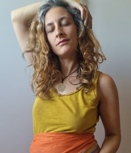 Frau-Menstruation Frau sitzt mit Hand vor Bauch, freie Menstruation, Free Bleeding