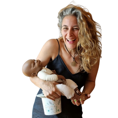 WindelFREI-female-instinct Frau hält lachend eine Puppe ab Töpfchen WindelFREI female instinct