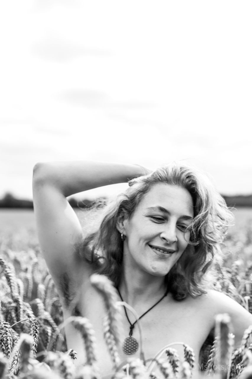 Natur-Frau-female-instinct Frau im Kornfeld female instinct