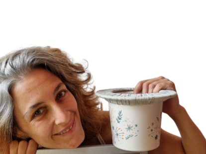 Frau schaut auf Töpfchen, WindelFREI, abhalten Baby